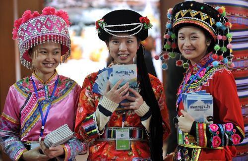 一些云南的少数民族姑娘在2013中国国际旅游交易会上推介特色旅游产品